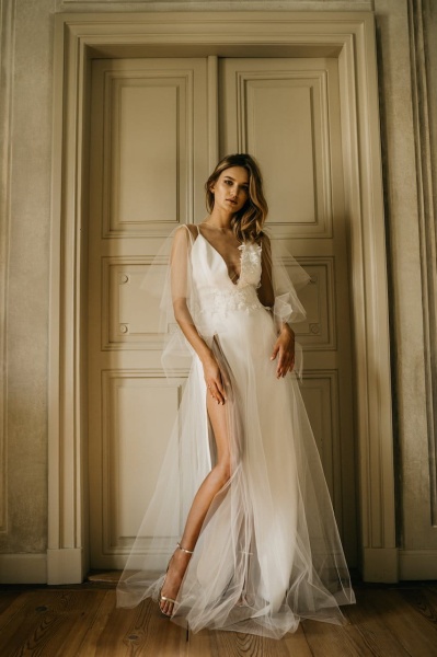 APOLONIA wedding dress with lace fastening