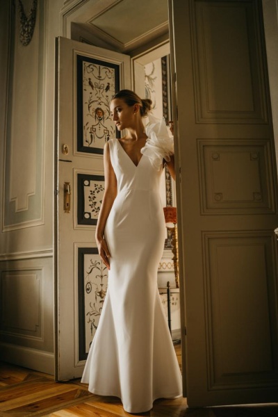 OLIWIA wedding dress with a V-neck